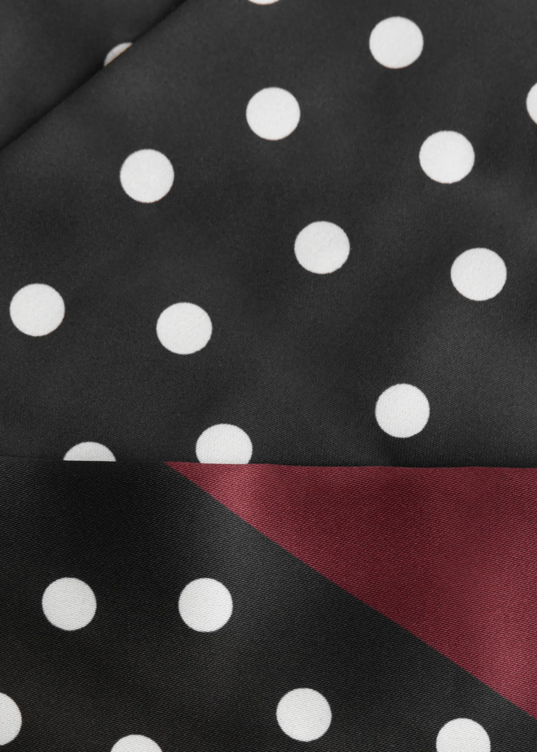 Schmales Tuch mit Polka-Dots