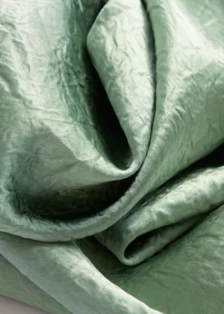 Schräg geschnittenes Midikleid aus Satin