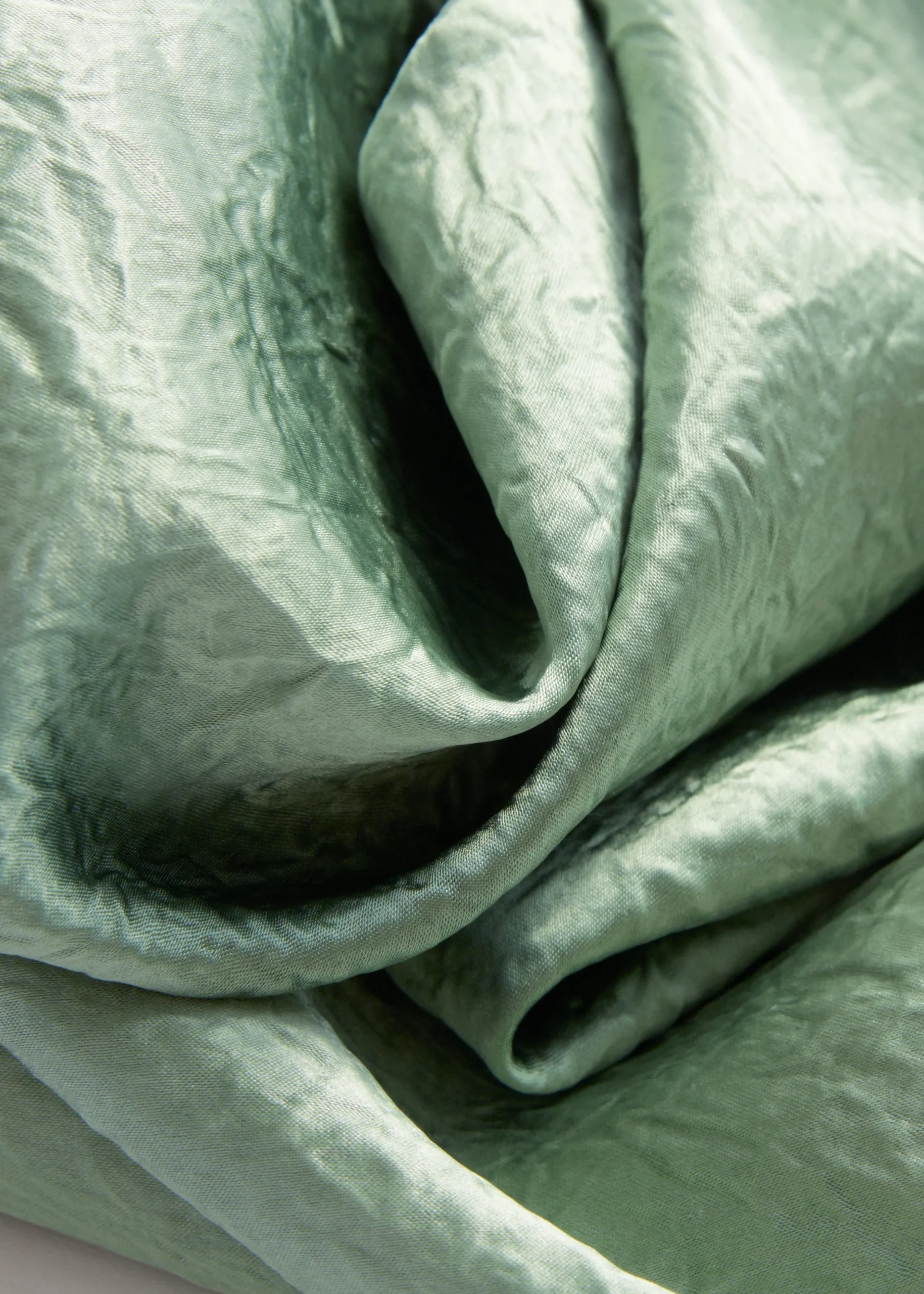 Schräg geschnittenes Midikleid aus Satin