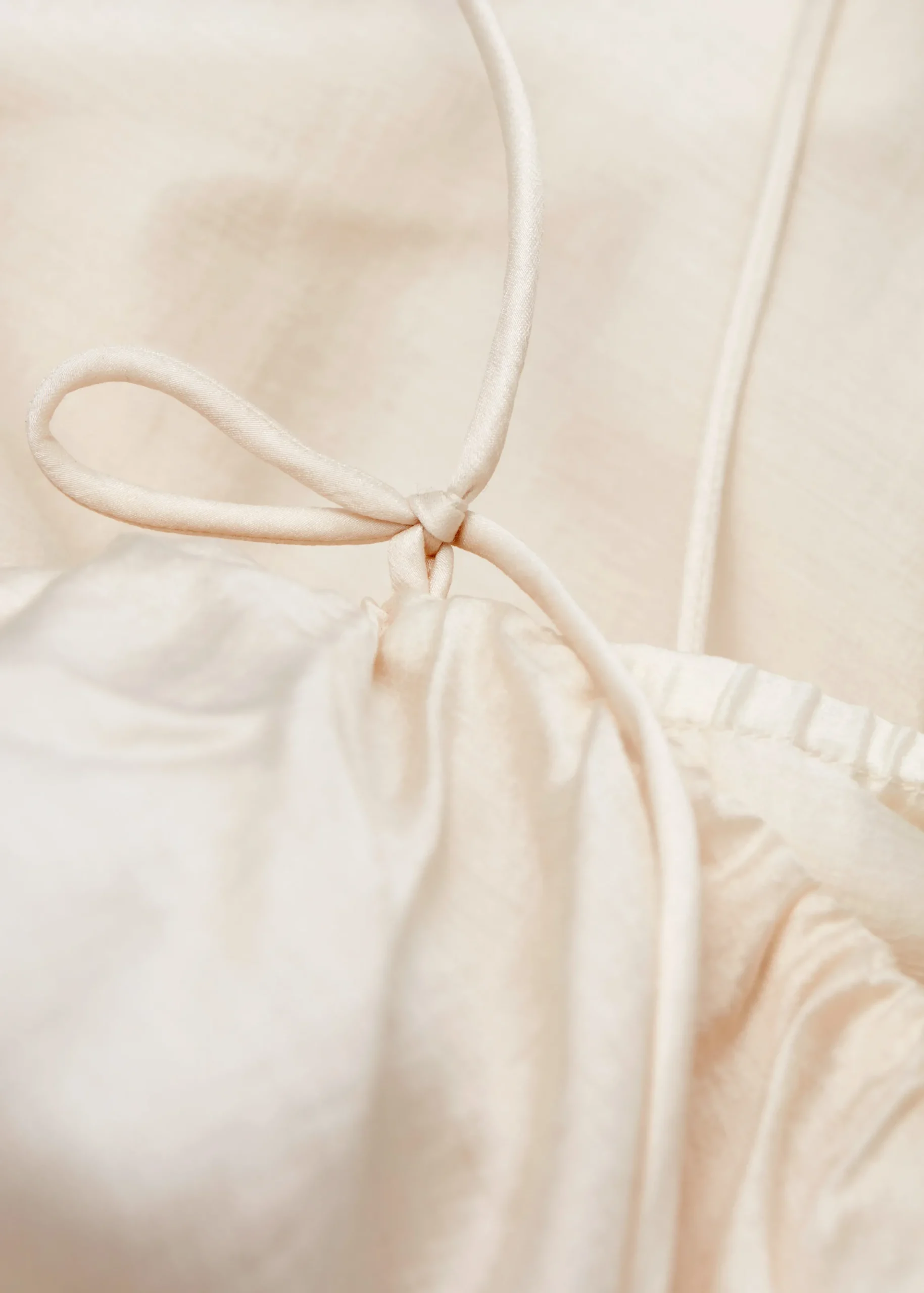 Schulterfreies Maxikleid mit Rüschen