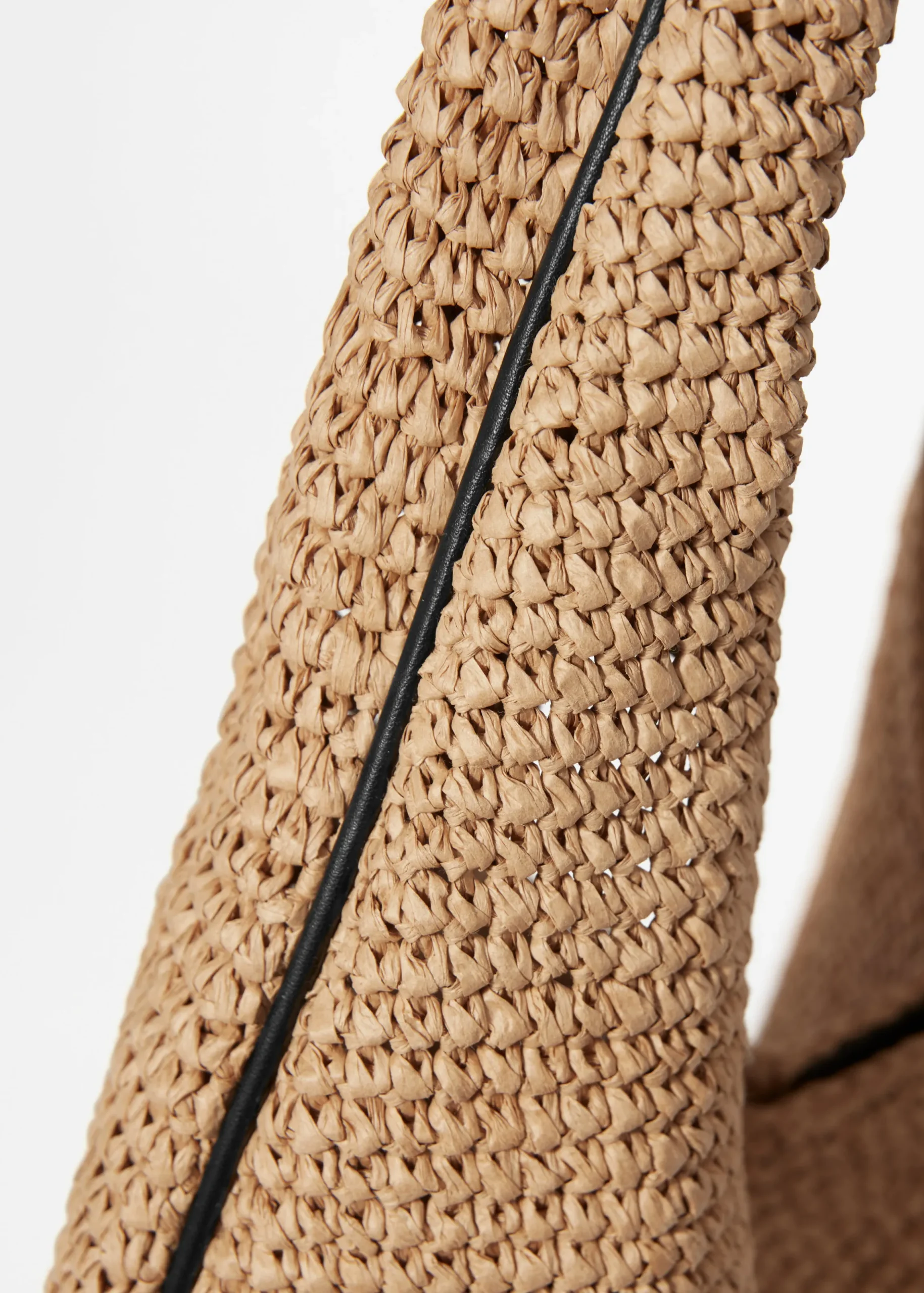 Schultertasche aus Stroh mit Lederpaspelierung