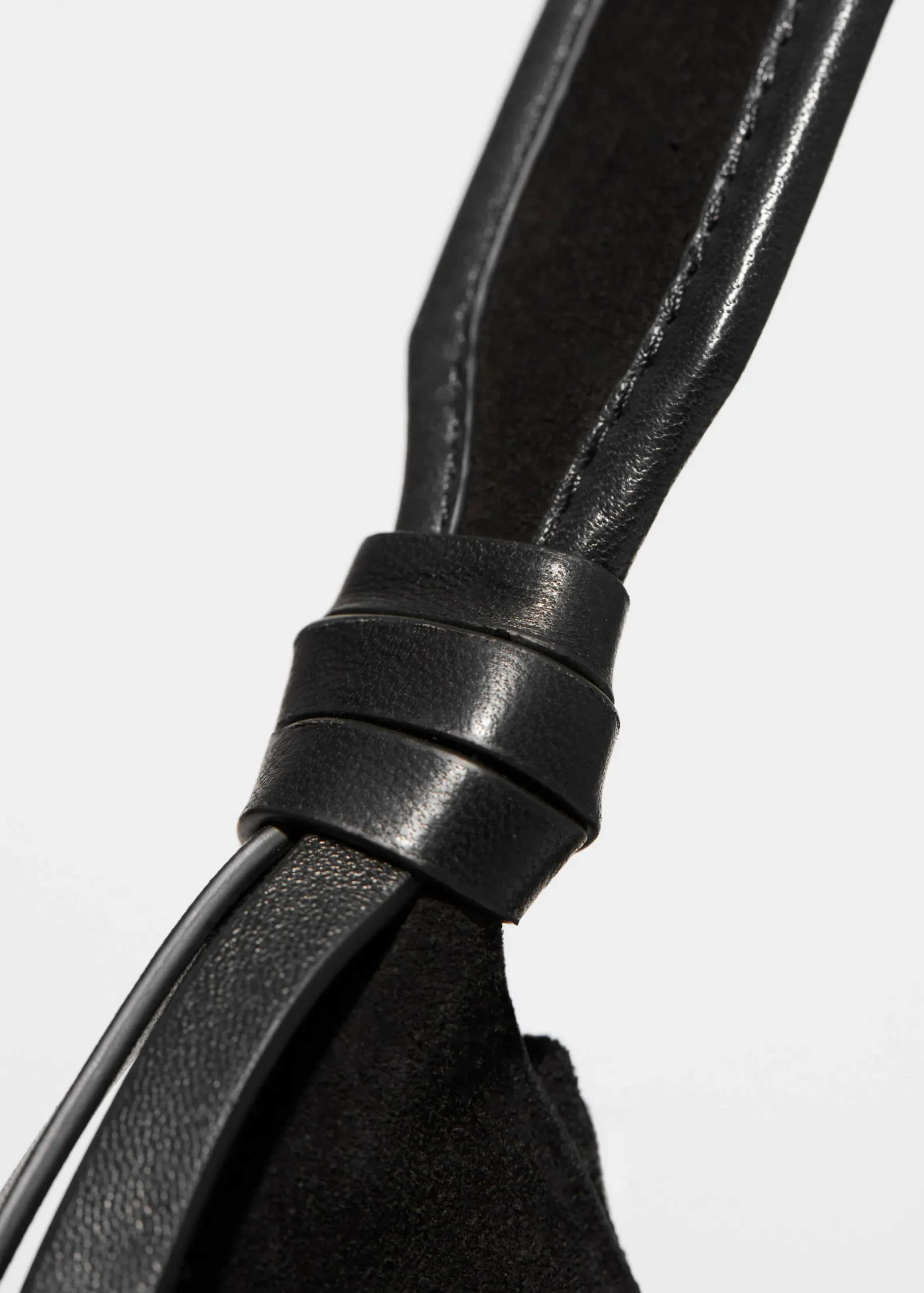 Schultertasche aus Veloursleder mit Fransen