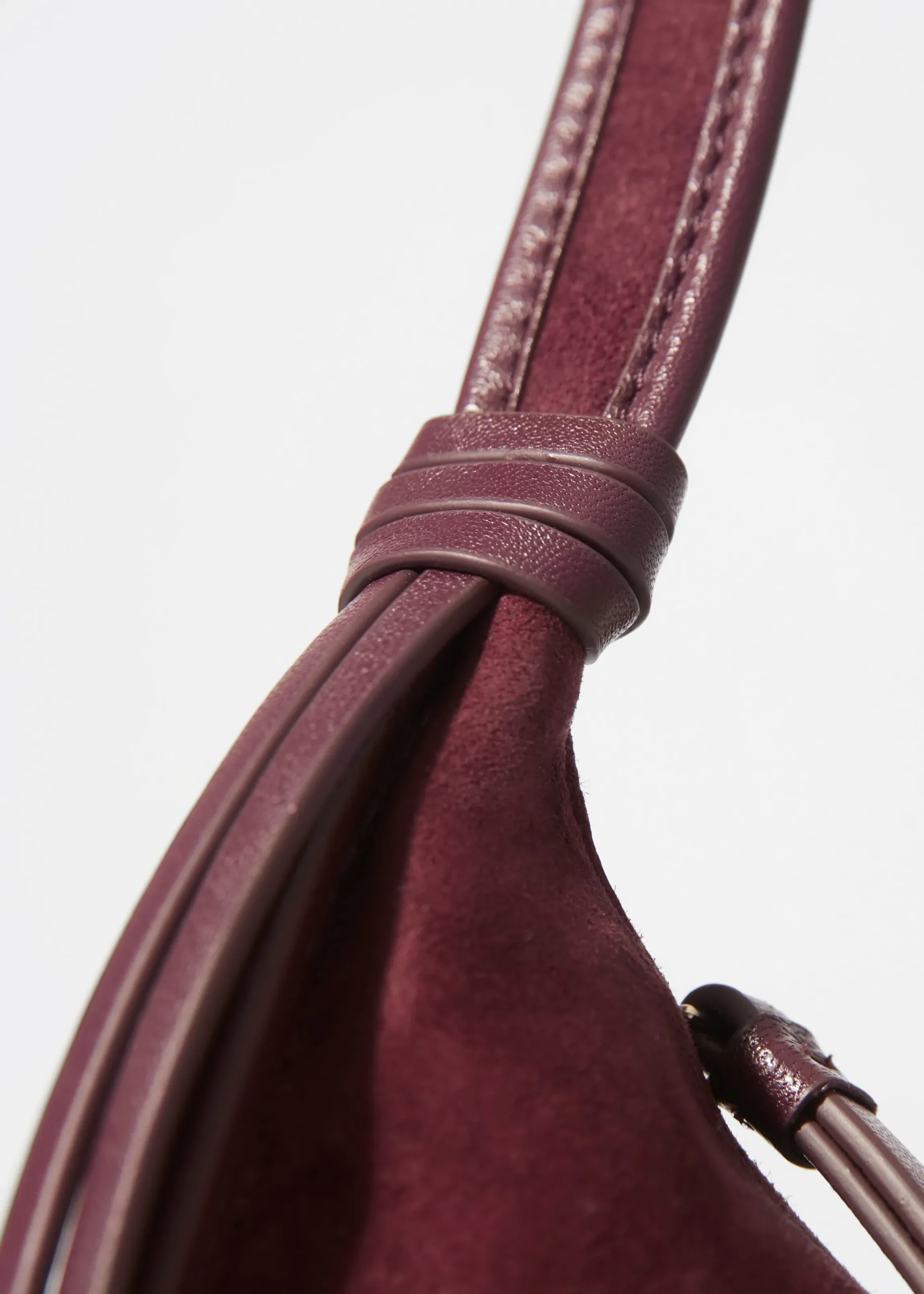 Schultertasche aus Veloursleder mit Fransen