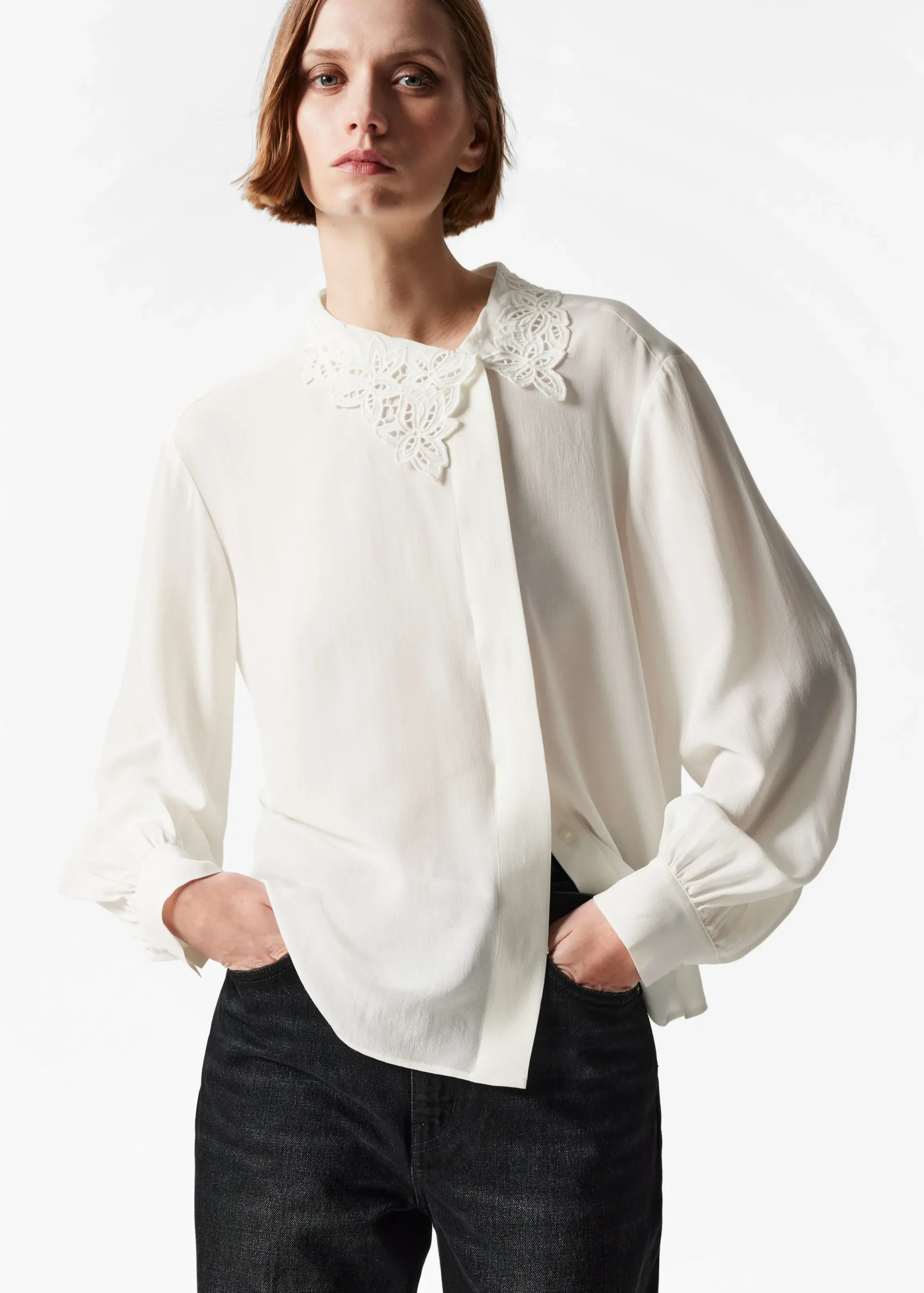 Seidenbluse mit asymmetrischem Kragen