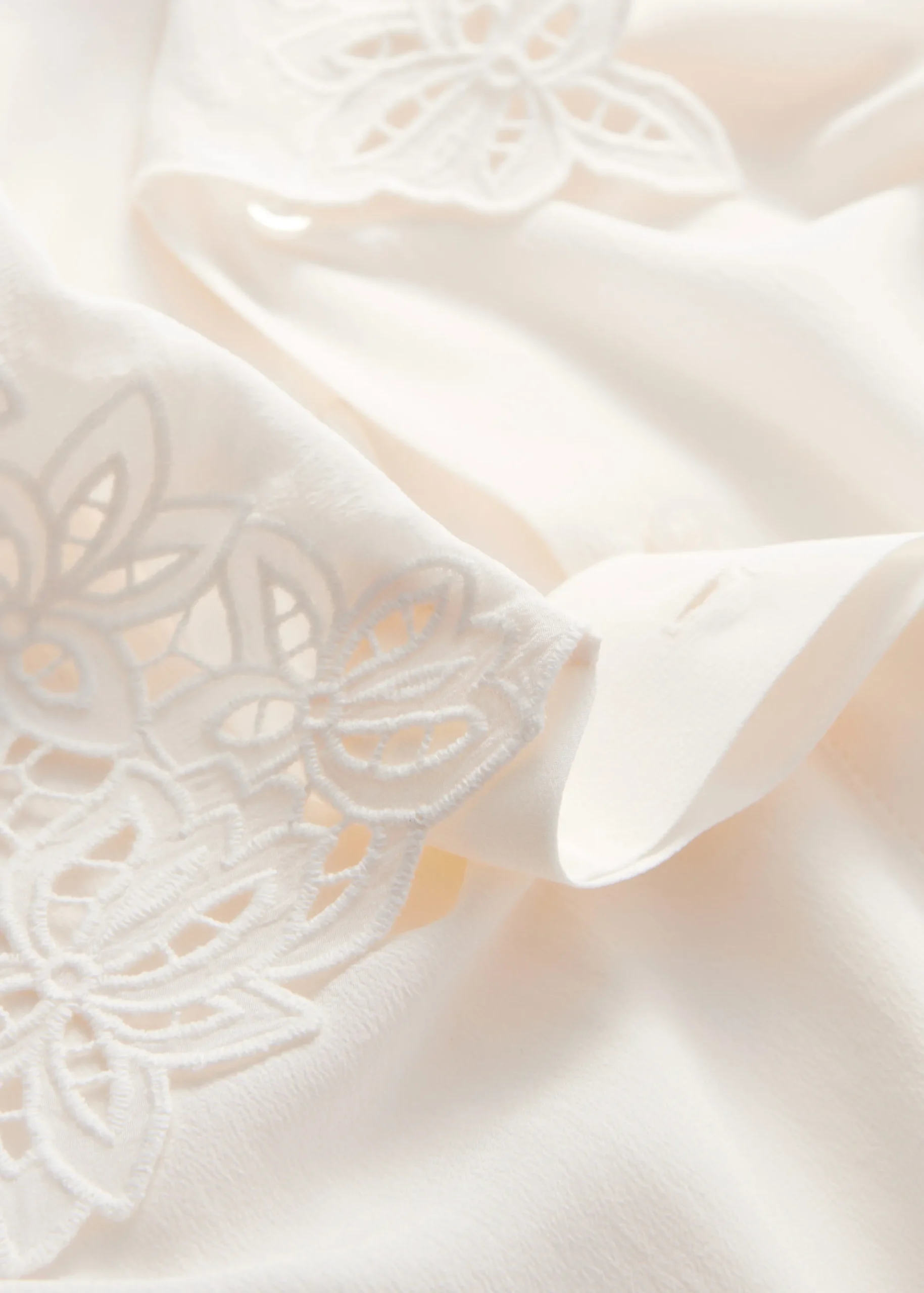 Seidenbluse mit asymmetrischem Kragen