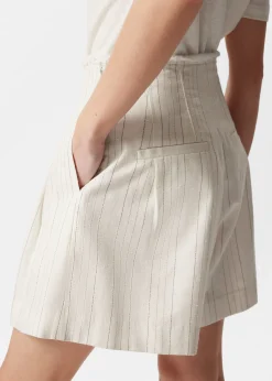 Shorts mit Falten und unbearbeiteten Kanten
