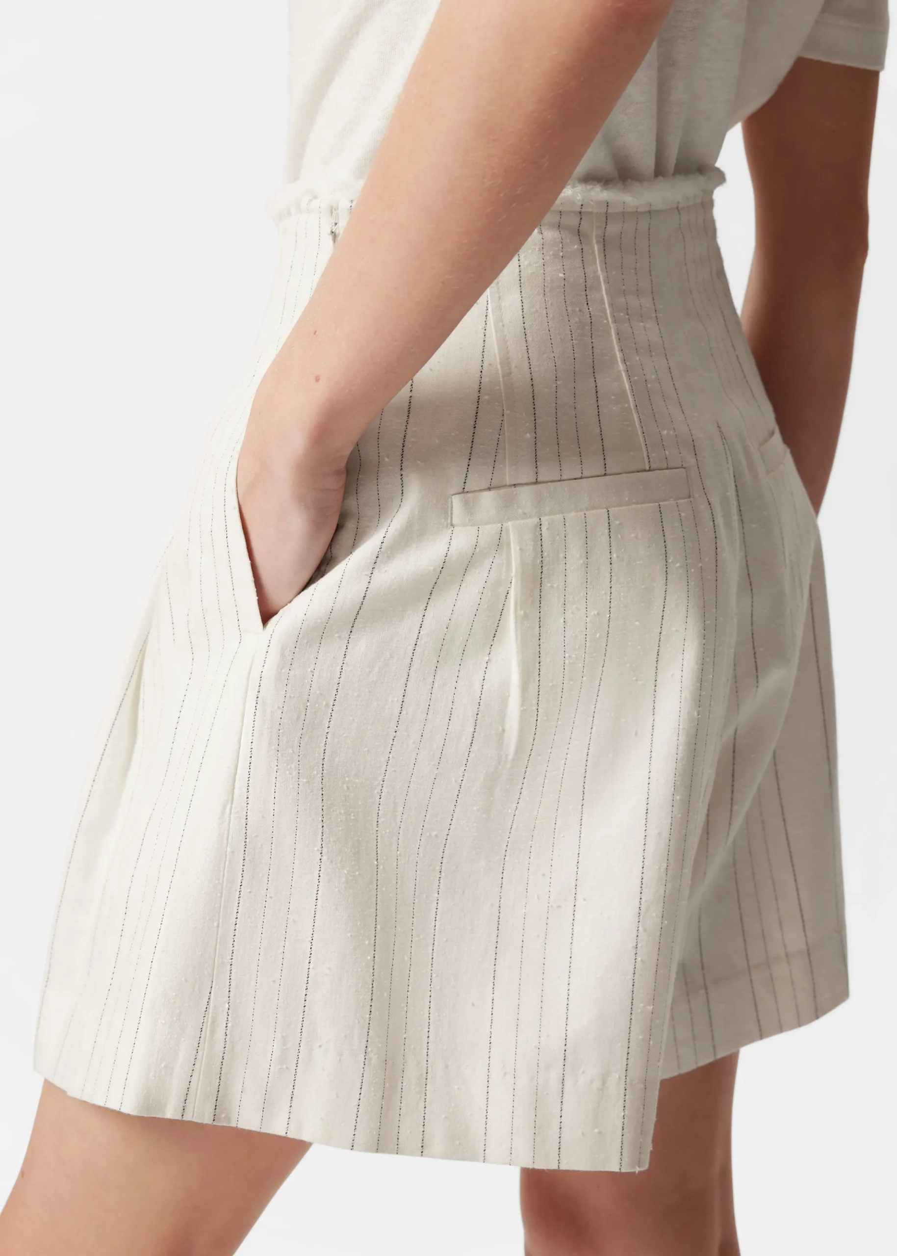 Shorts mit Falten und unbearbeiteten Kanten