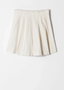 Shorts mit Falten und unbearbeiteten Kanten