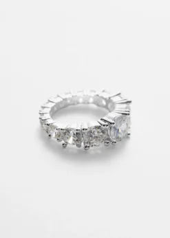 Silberfarbener Ring mit Kristallsteinen