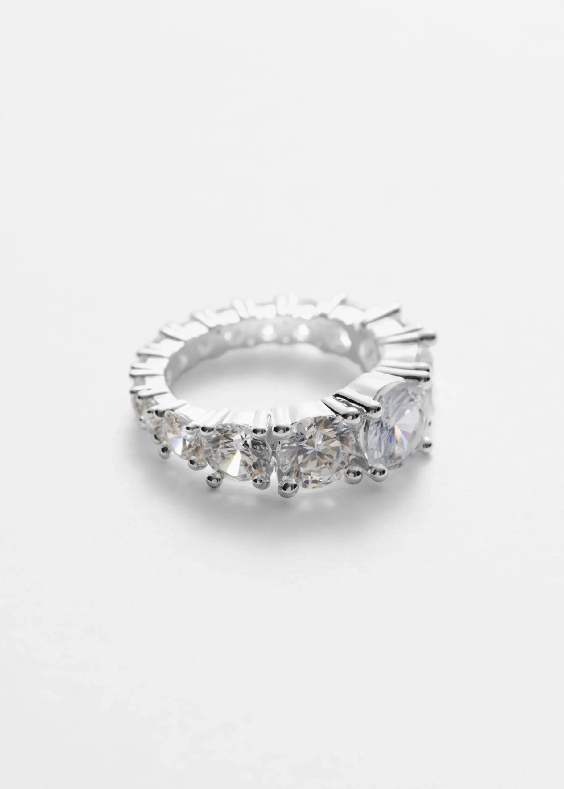 Silberfarbener Ring mit Kristallsteinen