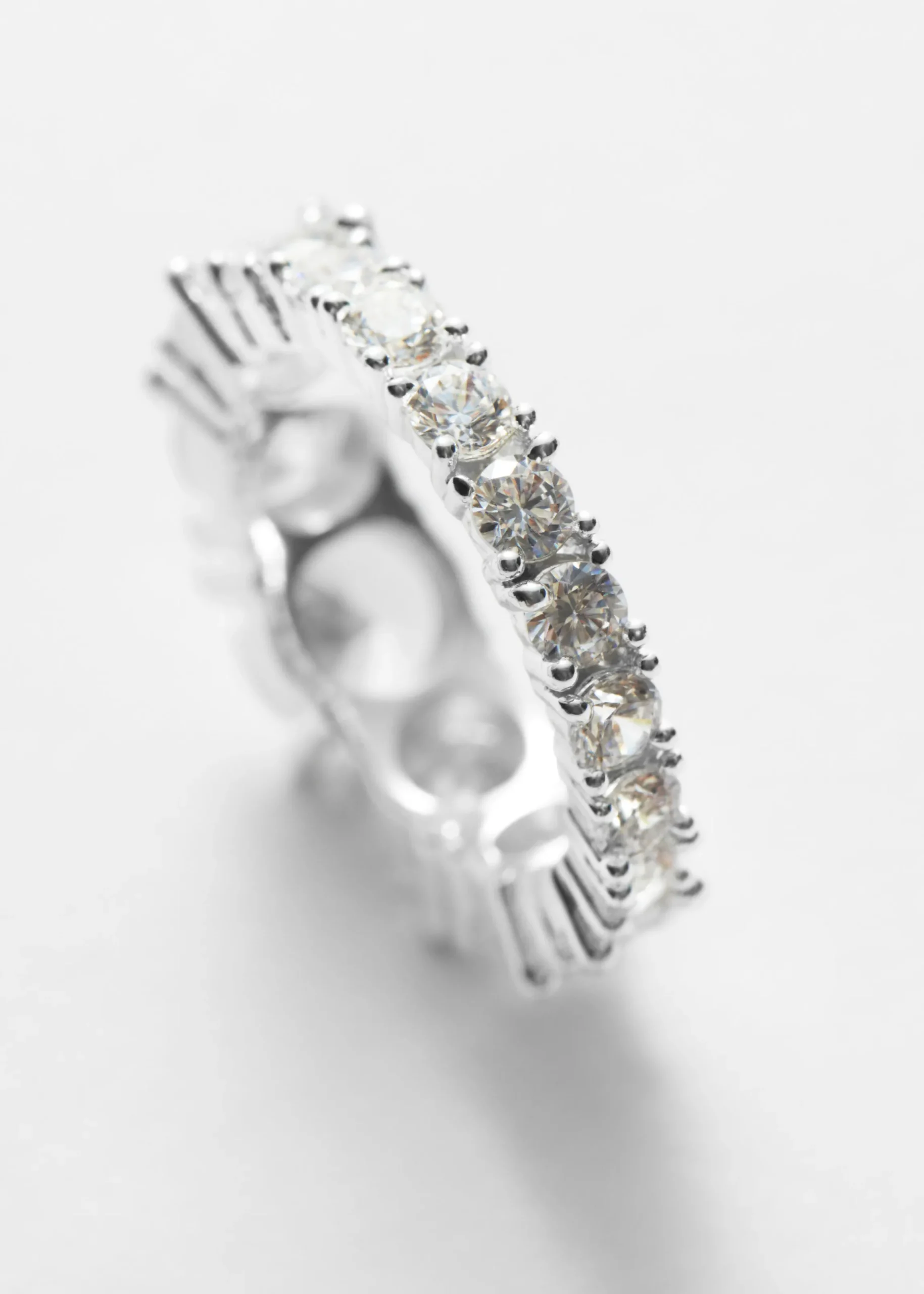 Silberfarbener Ring mit Kristallsteinen