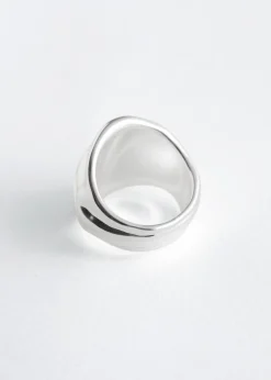 Skulpturaler Ring in Wellenform