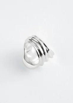 Skulpturaler Ring in Wellenform