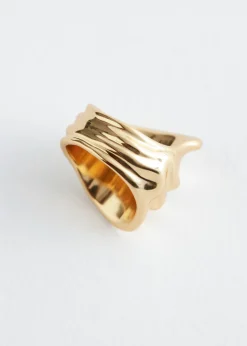 Skulpturaler Ring in Wellenform