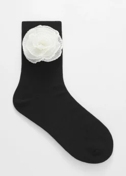 Socken mit Blumenapplikation