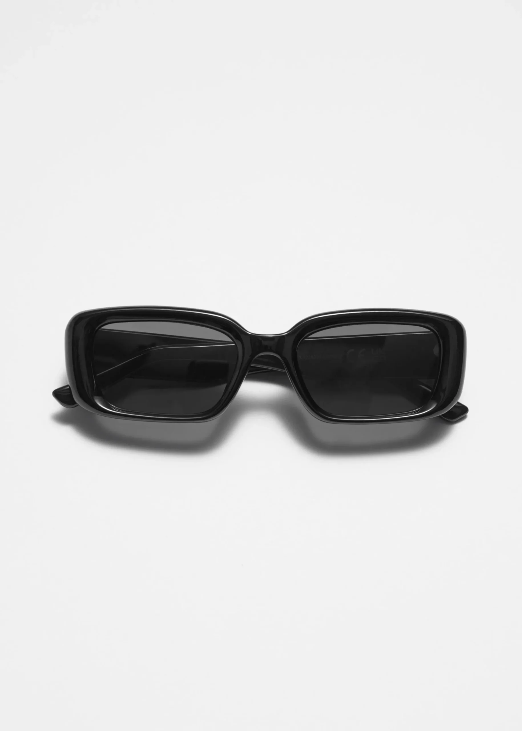 Sonnenbrille mit breitem, rechteckigem Rahmen