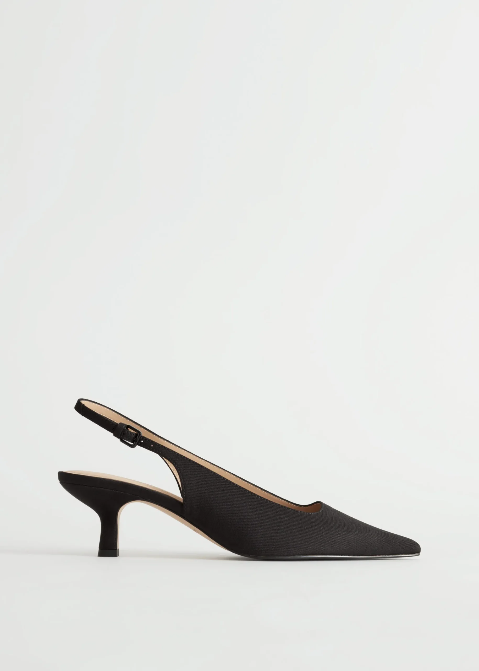 Spitz zulaufende Pumps mit Fersenriemen