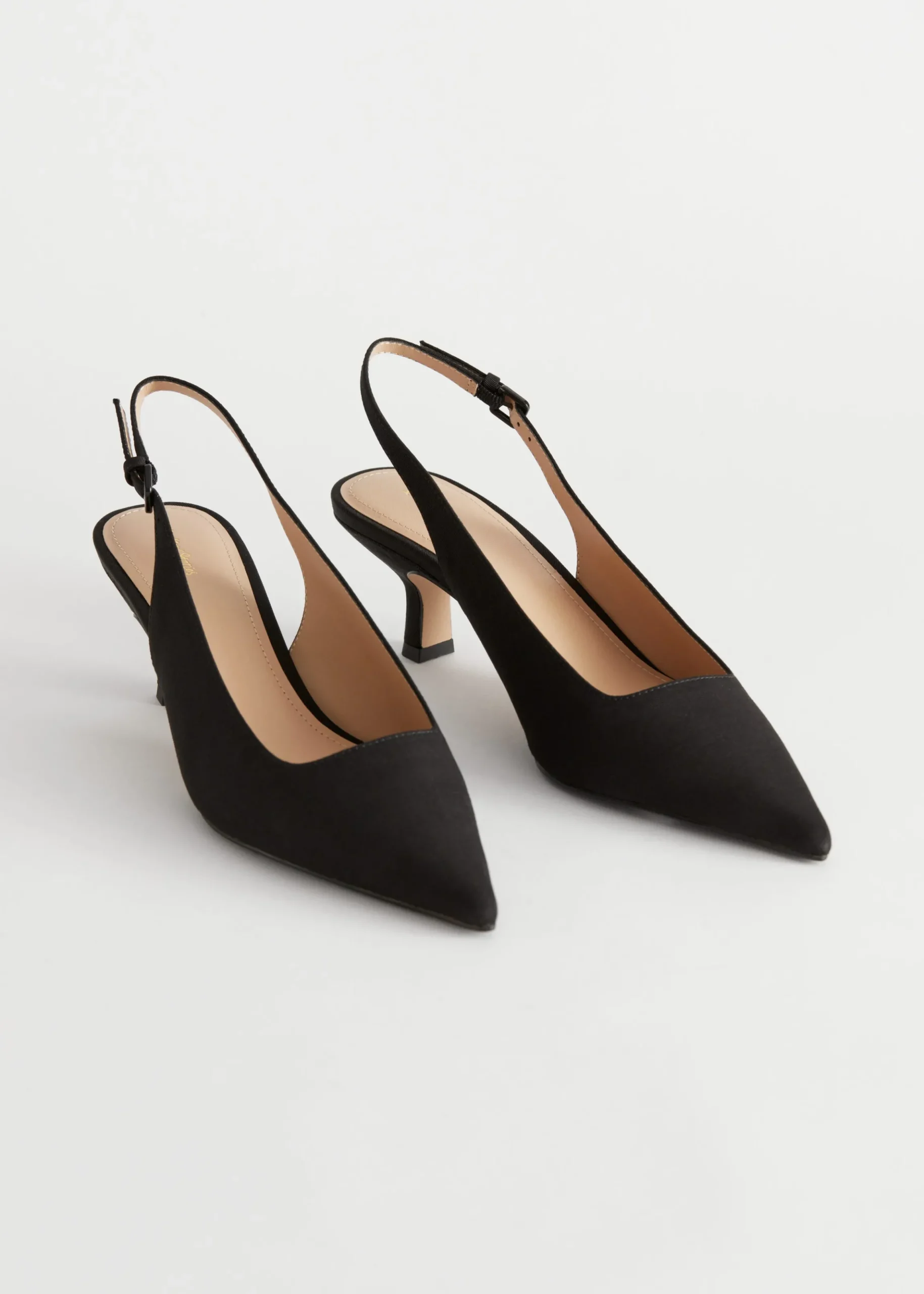 Spitz zulaufende Pumps mit Fersenriemen