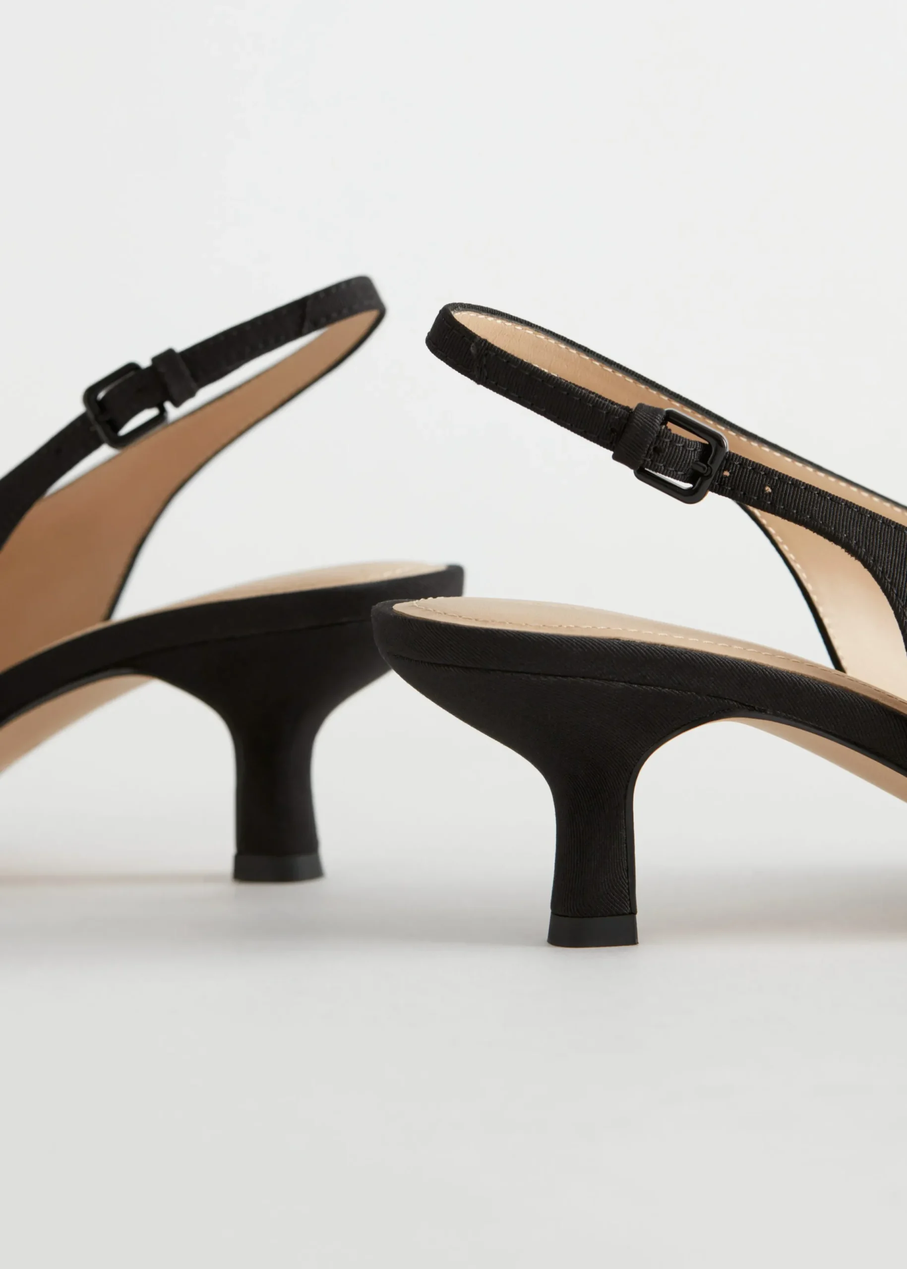 Spitz zulaufende Pumps mit Fersenriemen