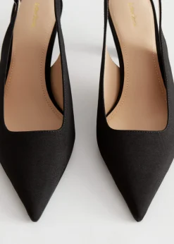 Spitz zulaufende Pumps mit Fersenriemen