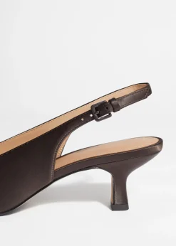 Spitz zulaufende Pumps mit Fersenriemen