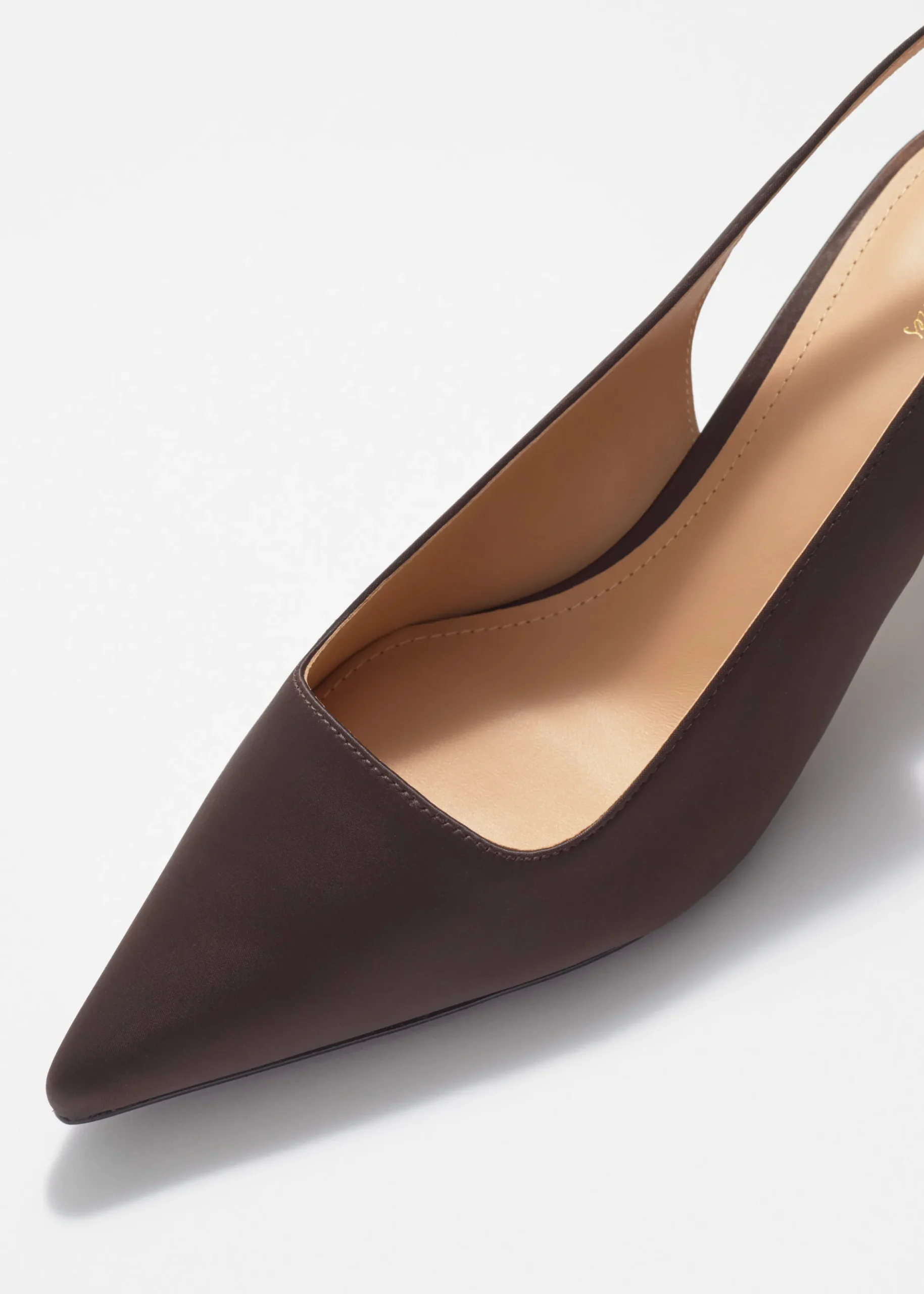 Spitz zulaufende Pumps mit Fersenriemen