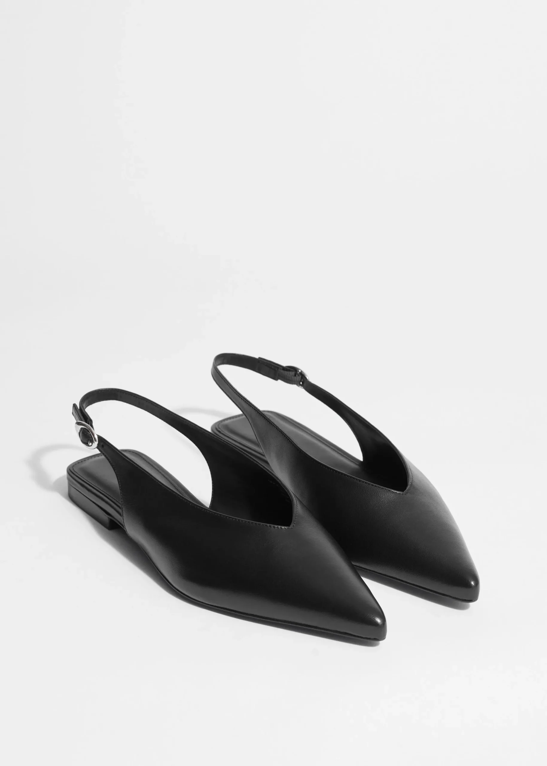 Spitz zulaufende Pumps mit Fersenriemen