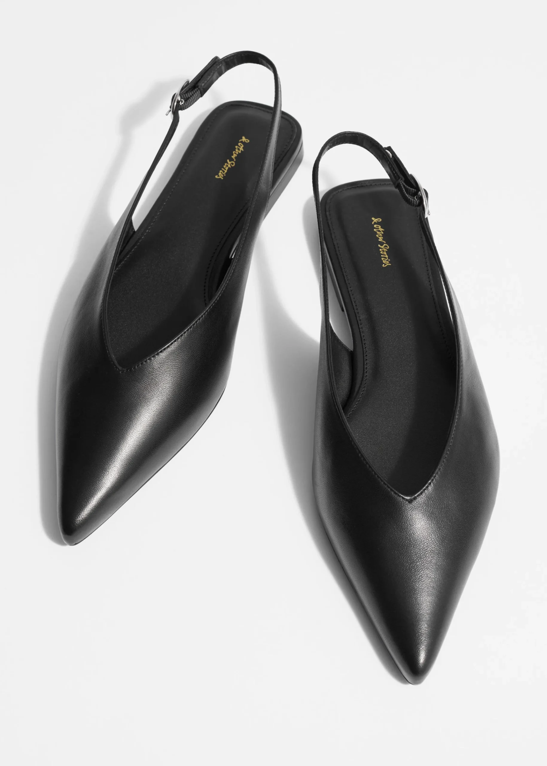 Spitz zulaufende Pumps mit Fersenriemen