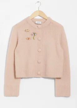 Strickjacke mit Broschen