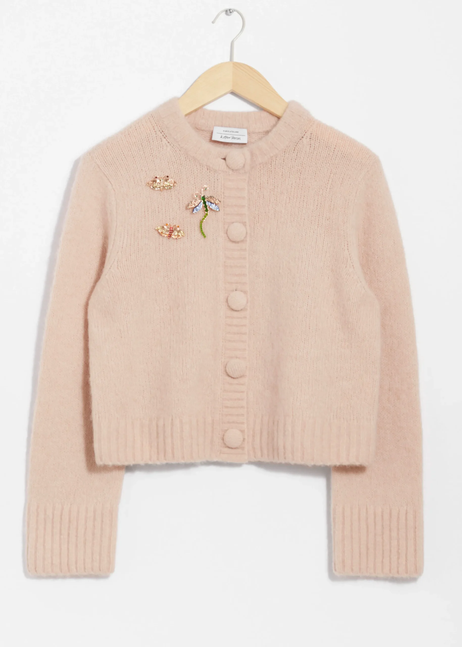 Strickjacke mit Broschen