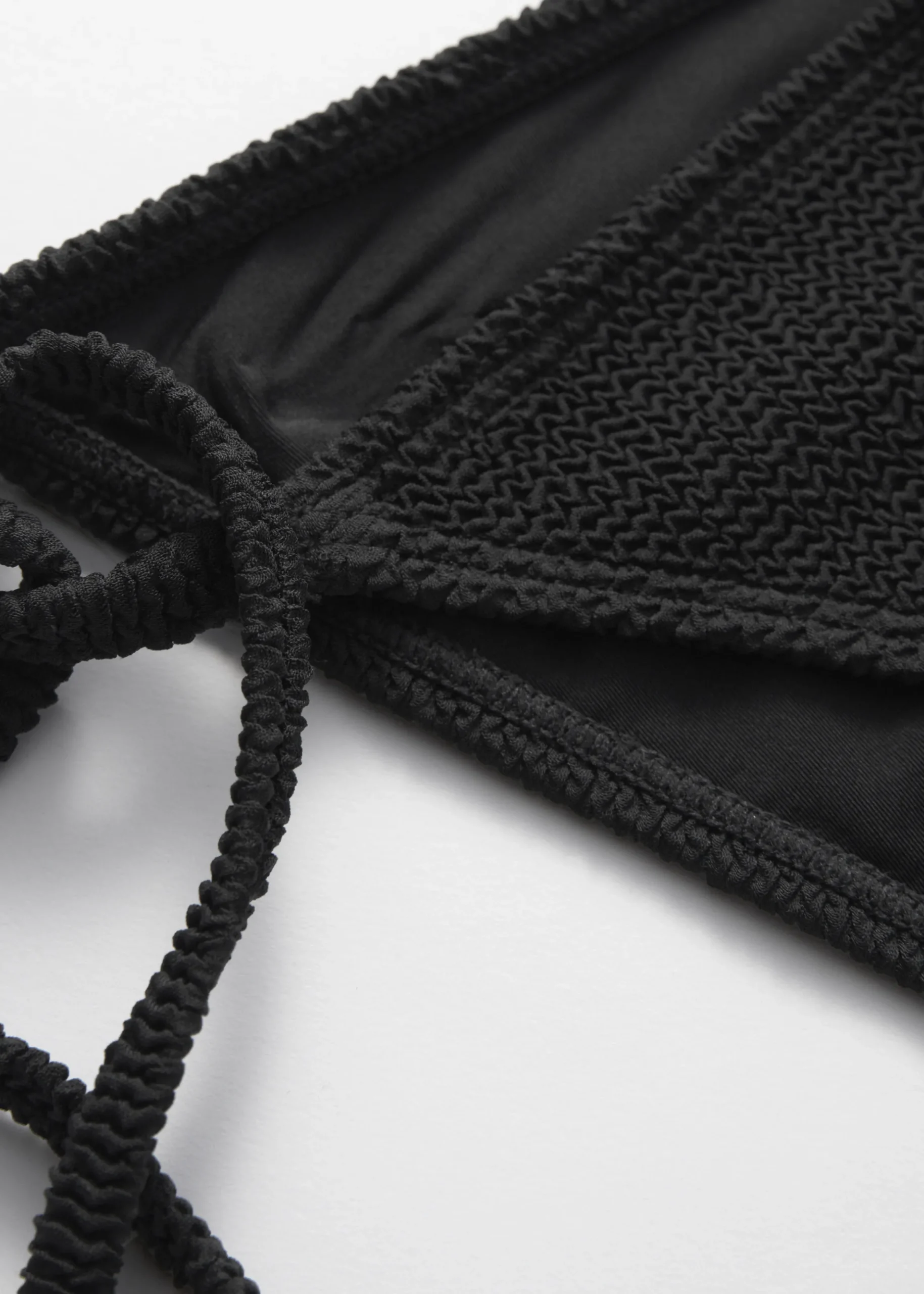 Strukturierte Bikinihose mit Bindedetail