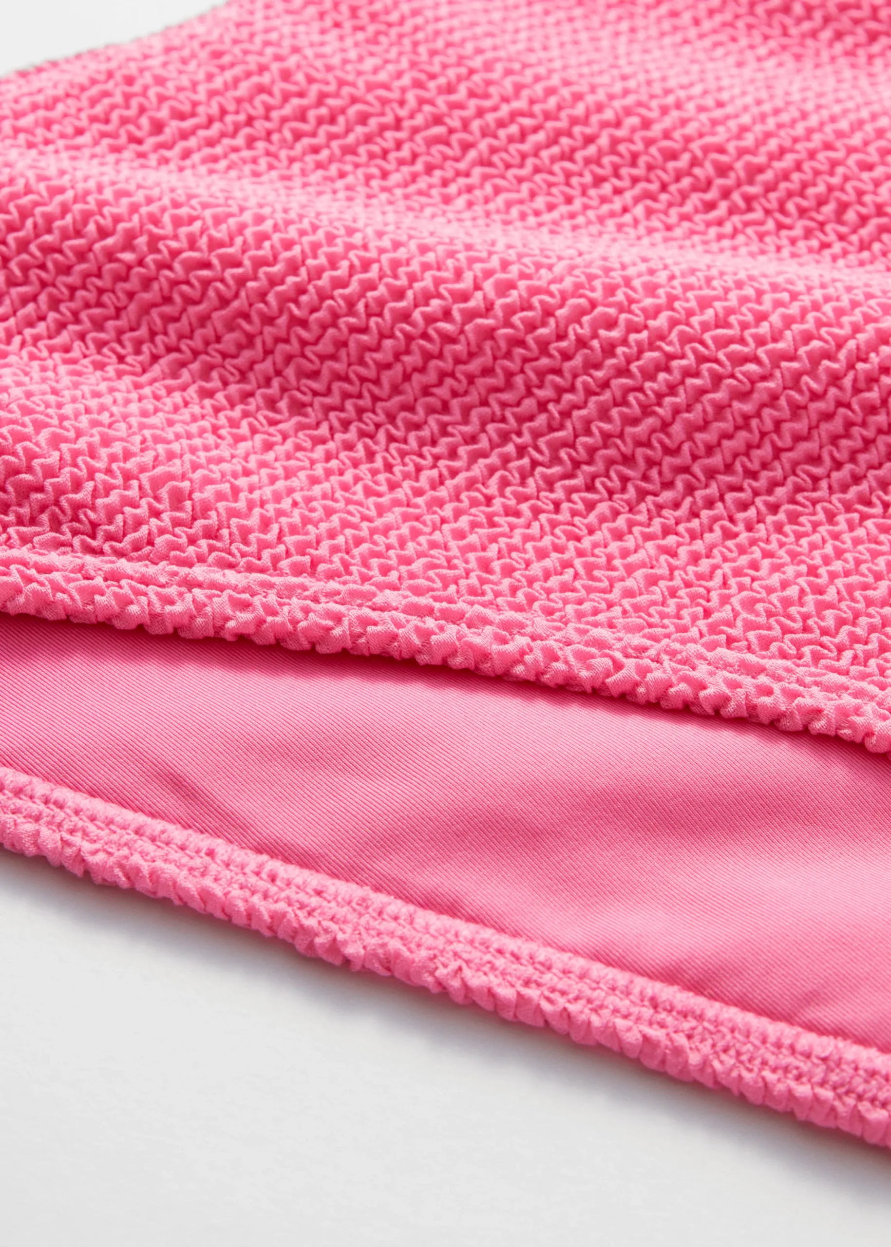 Strukturierte, hoch sitzende Bikinihose