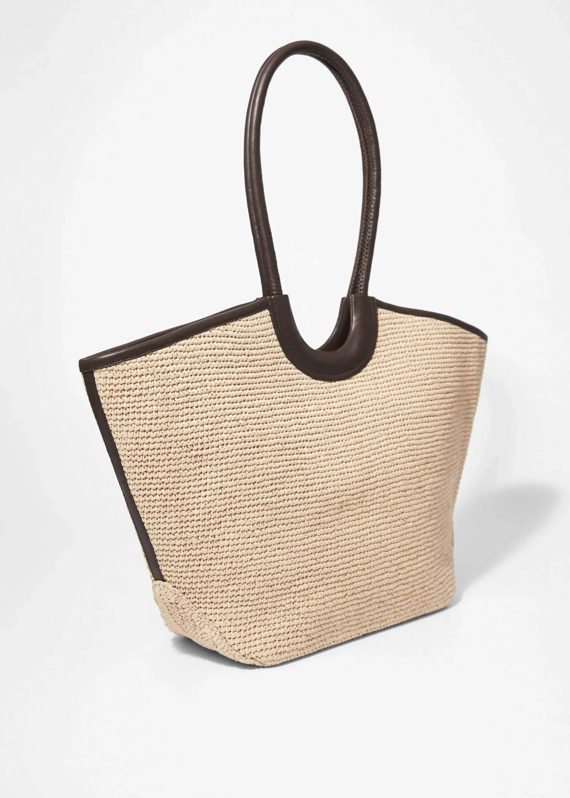 Tragetasche aus Stroh mit Lederdetail