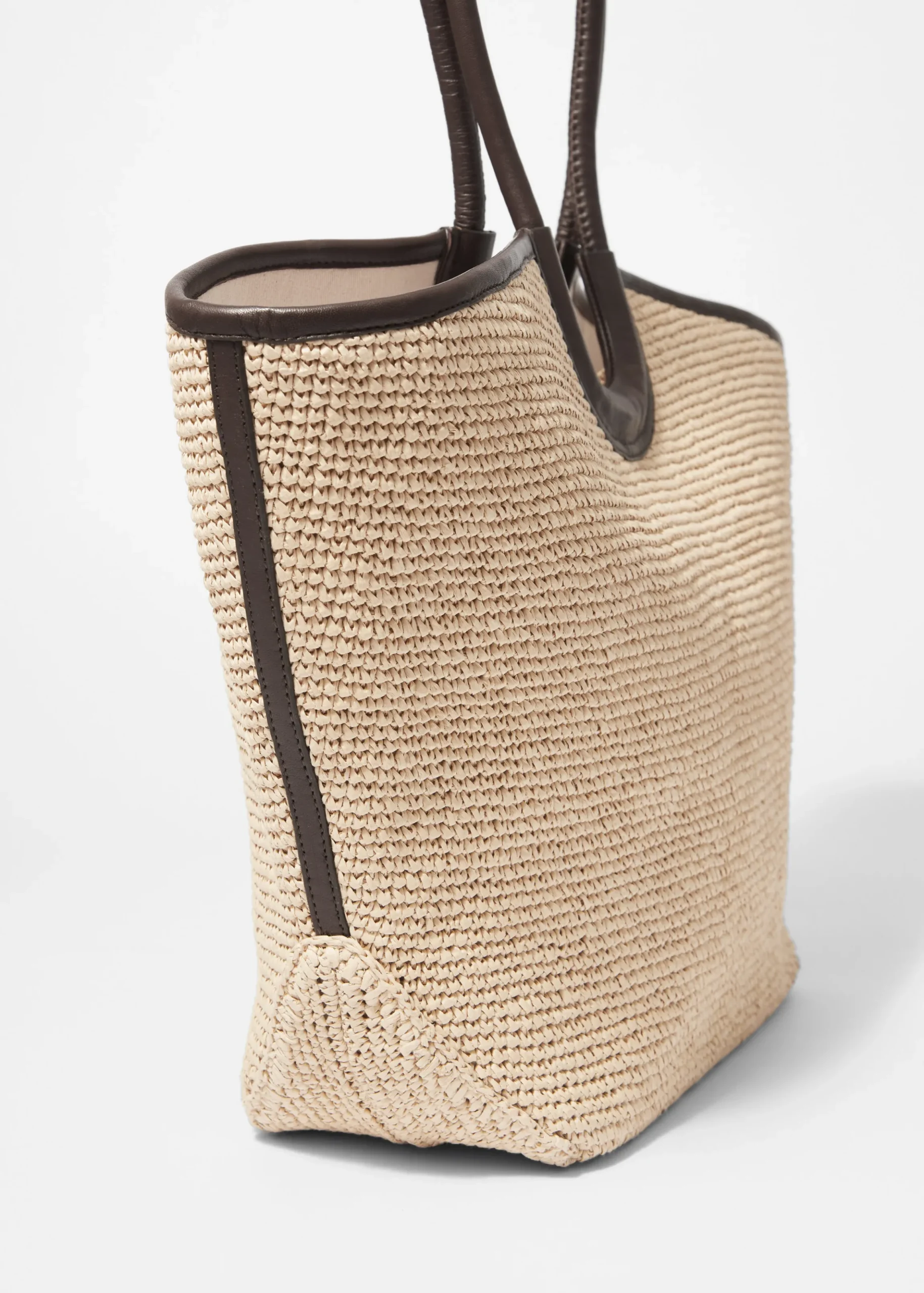 Tragetasche aus Stroh mit Lederdetail