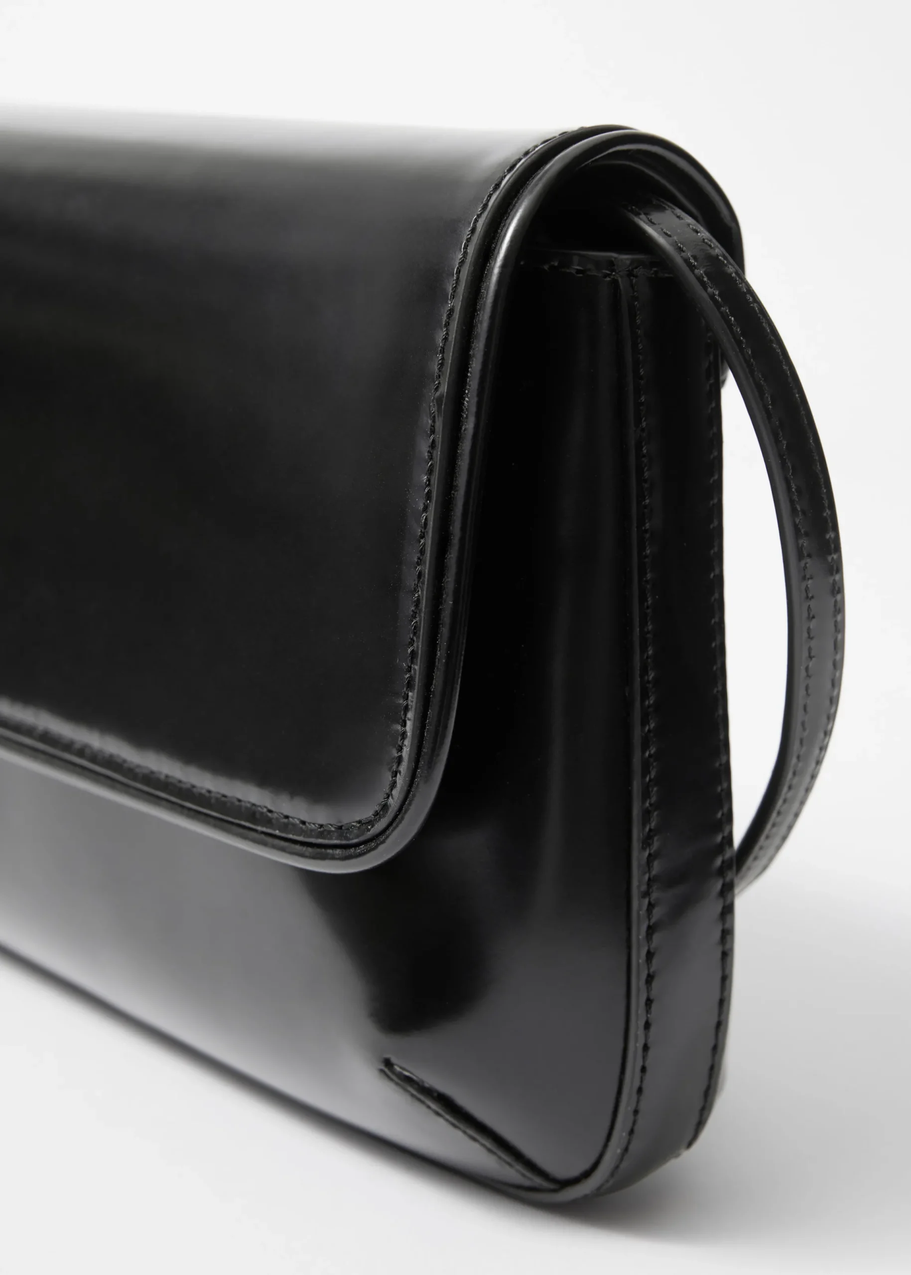 Umhängetasche aus glänzendem Leder