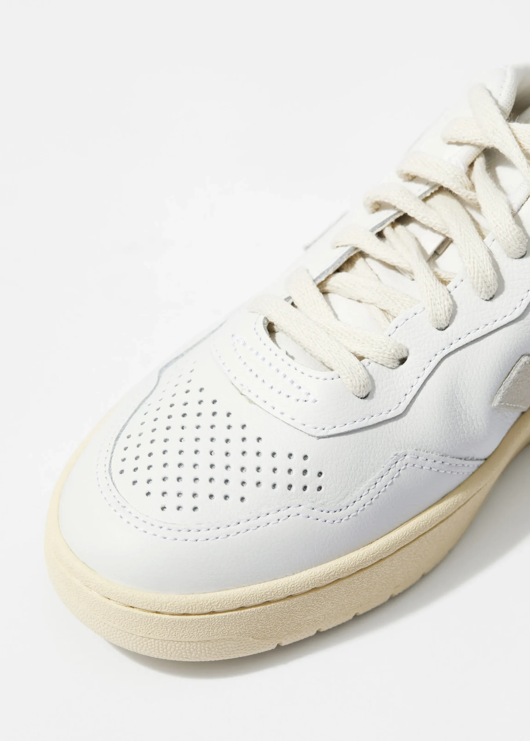 Veja V-90 Sneaker