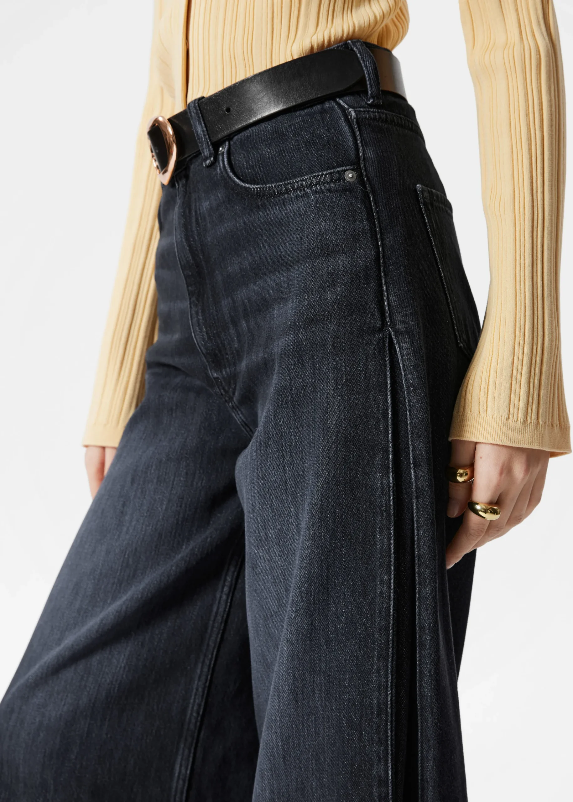 Verkürzte Jeans mit weitem Bein