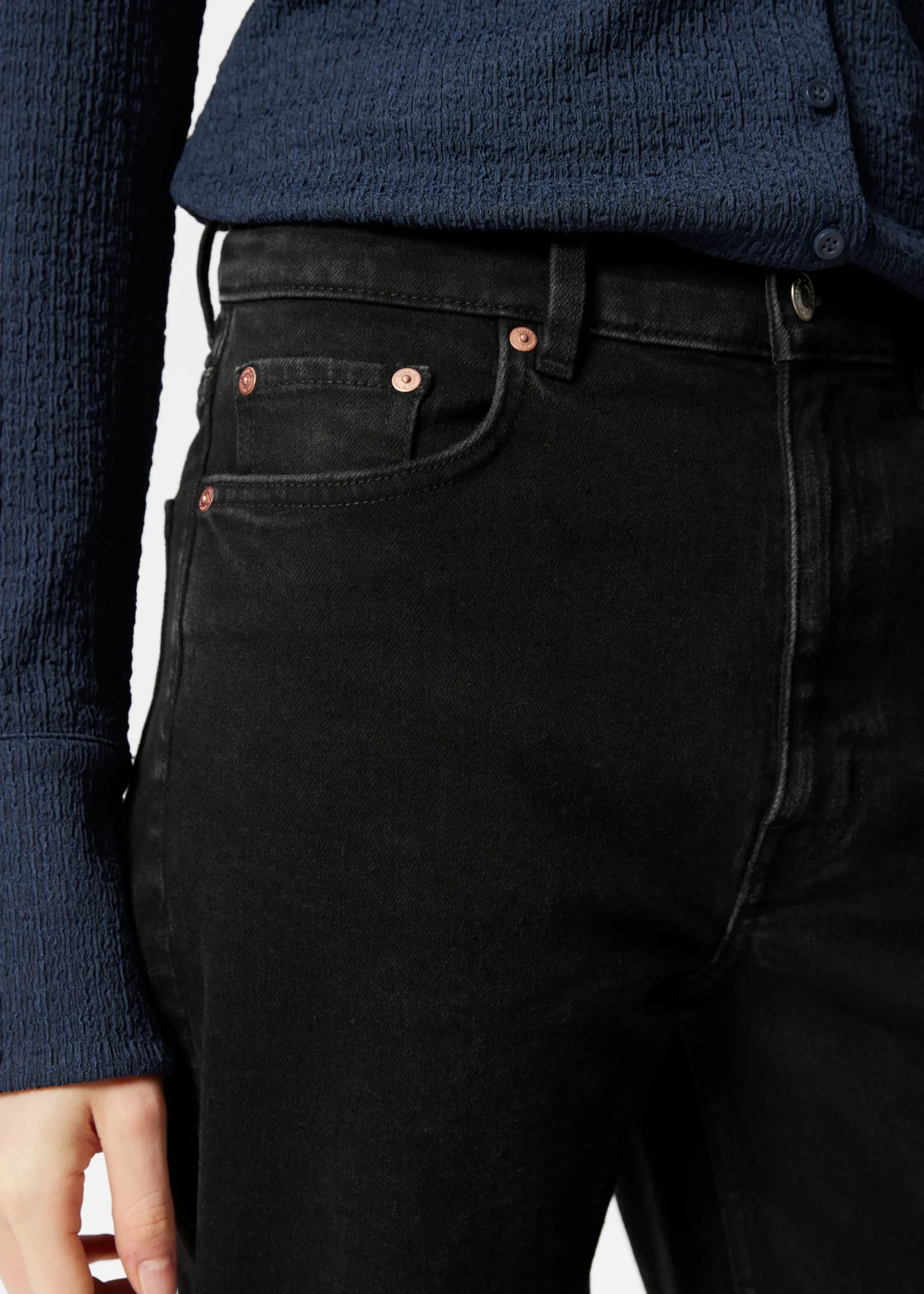 Verkürzte Jeans mit weitem Bein