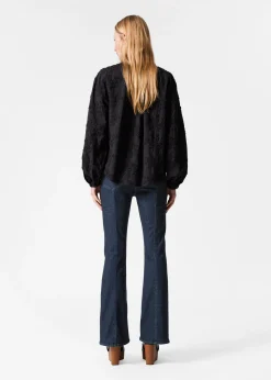 Voluminöse Bluse mit Blumenapplikation