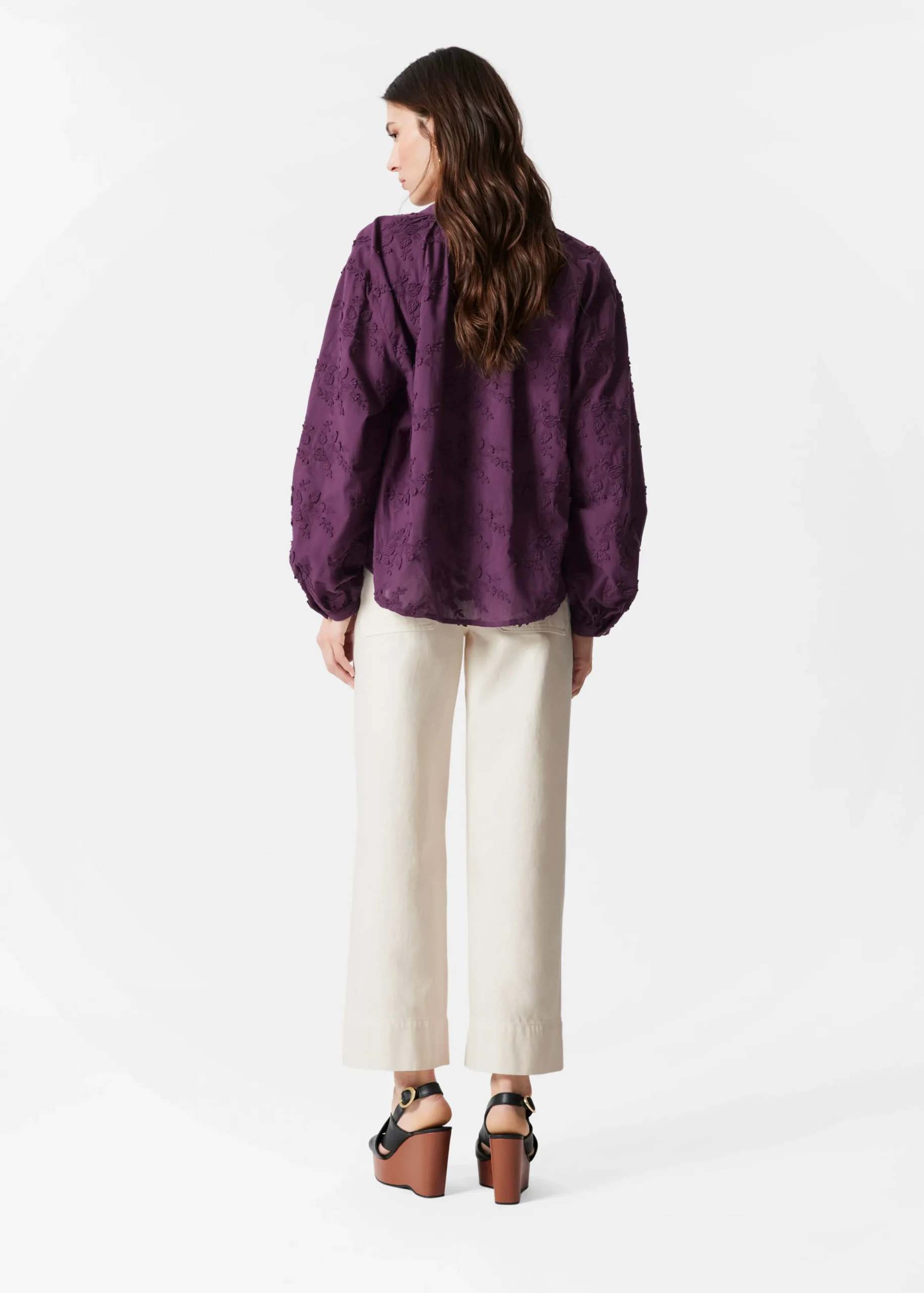 Voluminöse Bluse mit Blumenapplikation