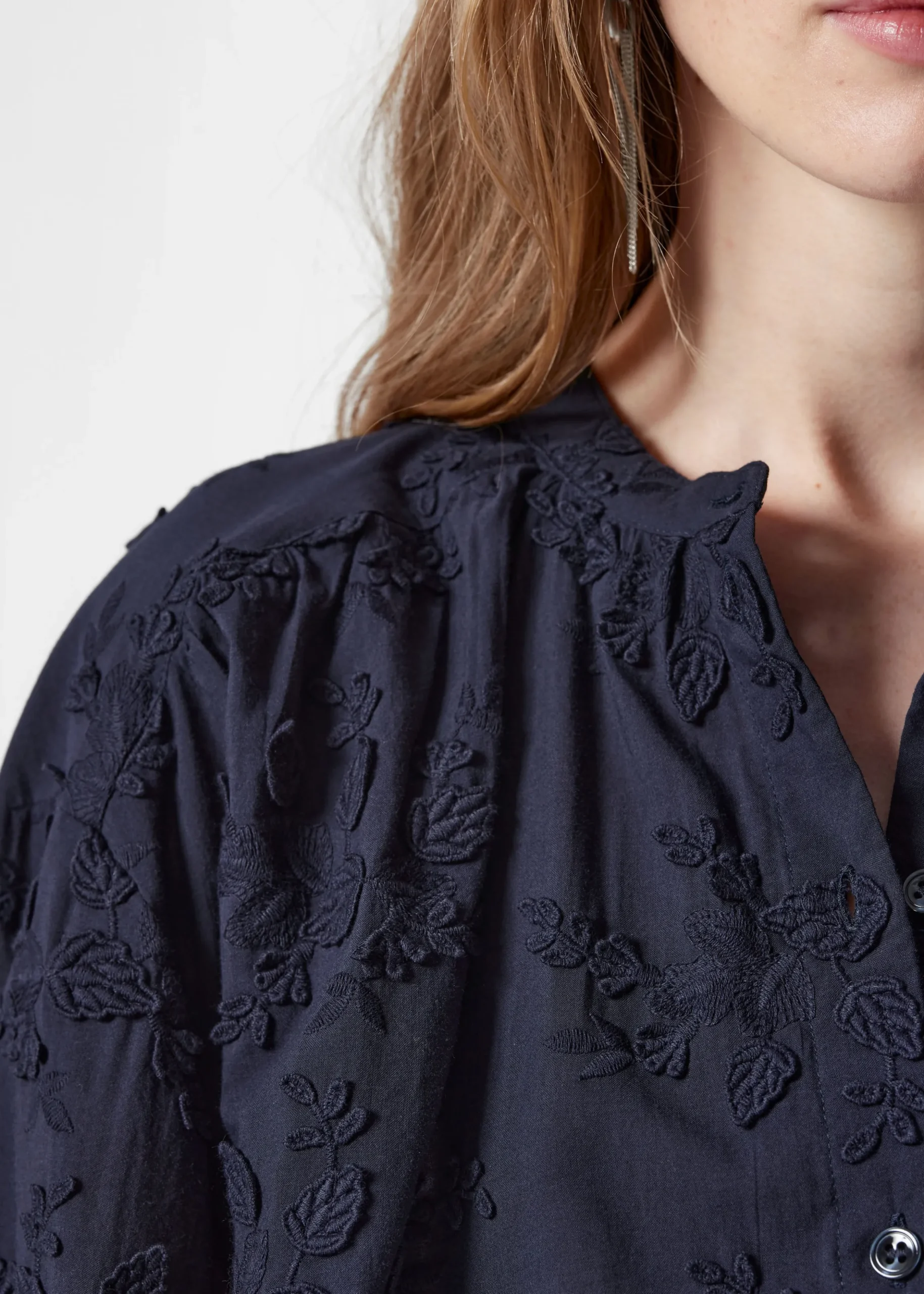 Voluminöse Bluse mit Blumenapplikation