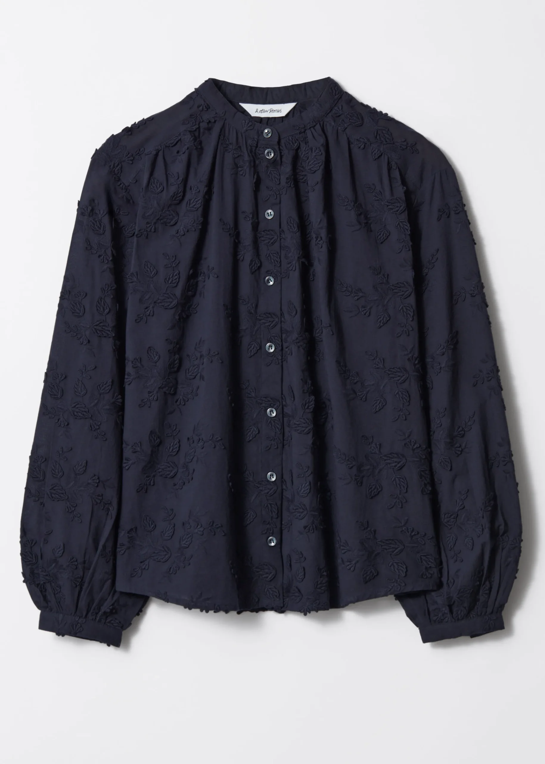 Voluminöse Bluse mit Blumenapplikation
