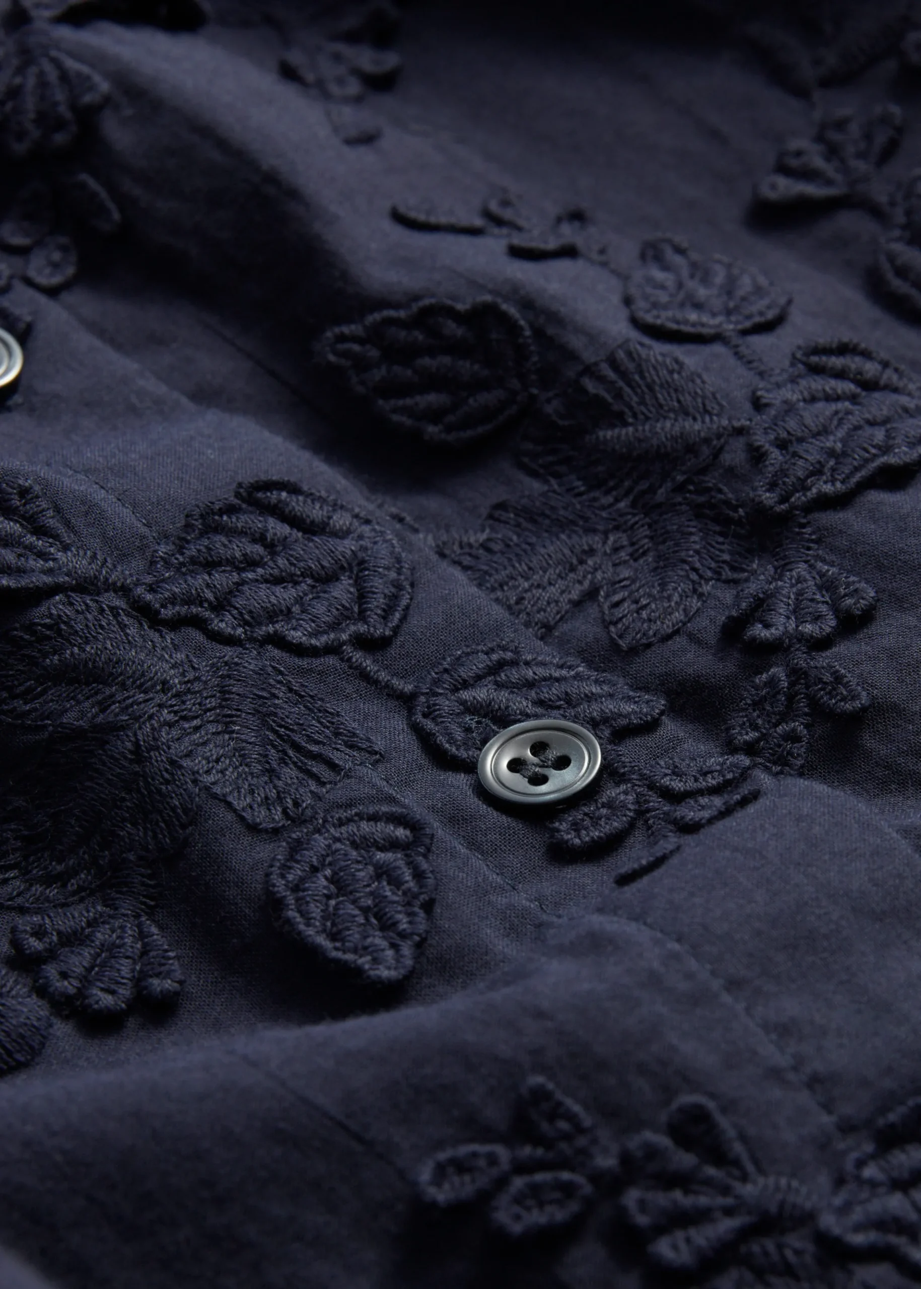 Voluminöse Bluse mit Blumenapplikation