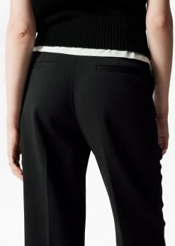 Weite Hose mit Bügelfalten