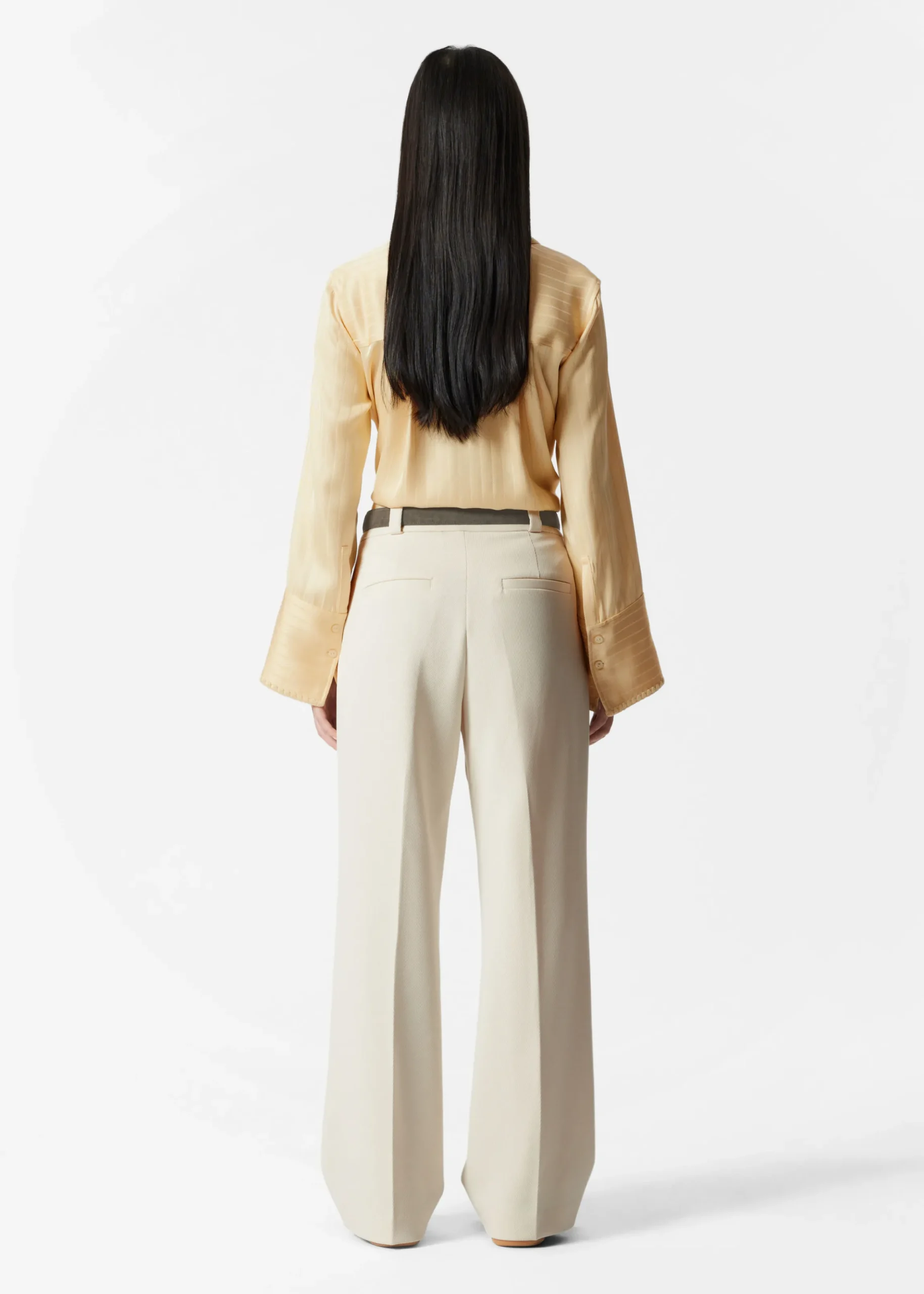Weite Hose mit Bügelfalten