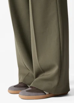 Weite Hose mit Bügelfalten