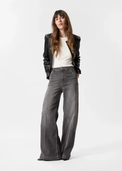 Weite Jeans mit Bügelfalten