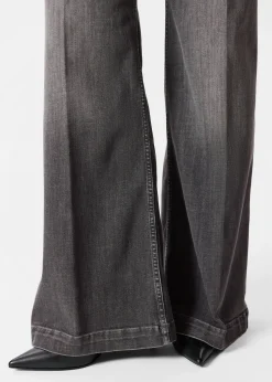 Weite Jeans mit Bügelfalten